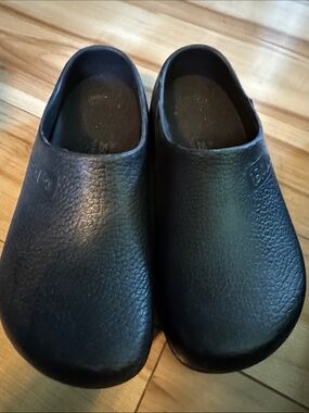 Birki’s by Birkenstock Ladies 8/Mens 6